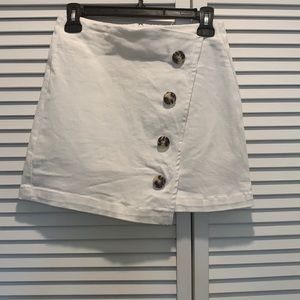 White denim symmetrical skirt with buttons
